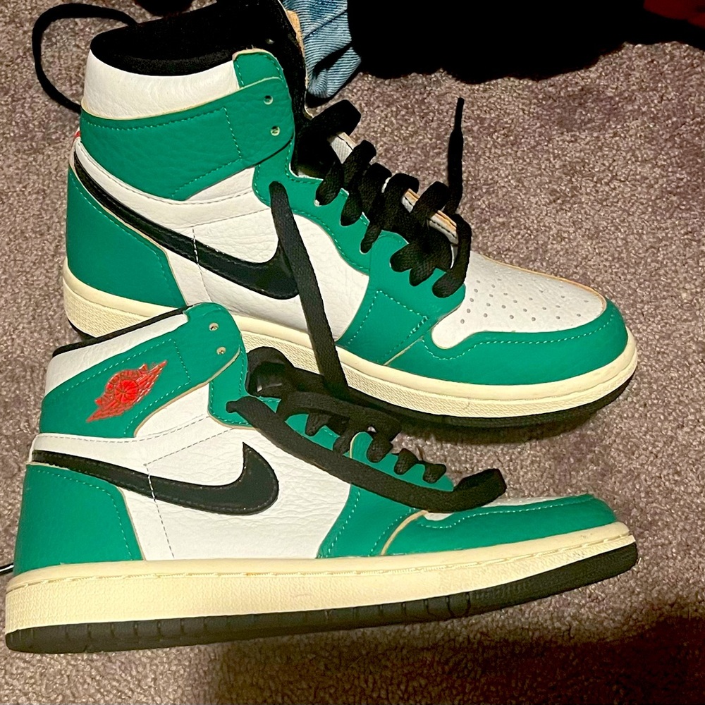 Women’s Air Jordan 1 Retro High Top OG Lucky Green! size 5.5 but fits a 6!